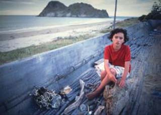 画像: クジラの島の少女 【VHS】 ニキ・カーロ 2002年 ケイシャ・キャッスル＝ヒューズ ラウィリ・パラテーン 原作：ウィティ・イヒマエラ 音楽：リサ・ジェラード ニュージーランド映画 